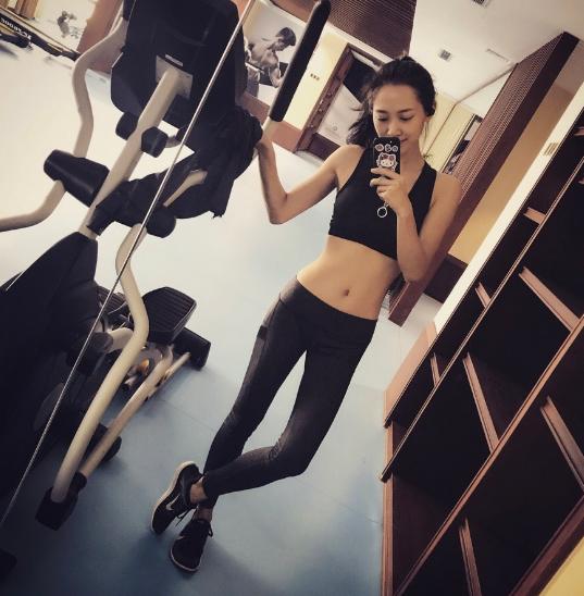 27岁奉女成婚嫁大9岁演员,老公爱她无法自拔,女儿比妈妈还美