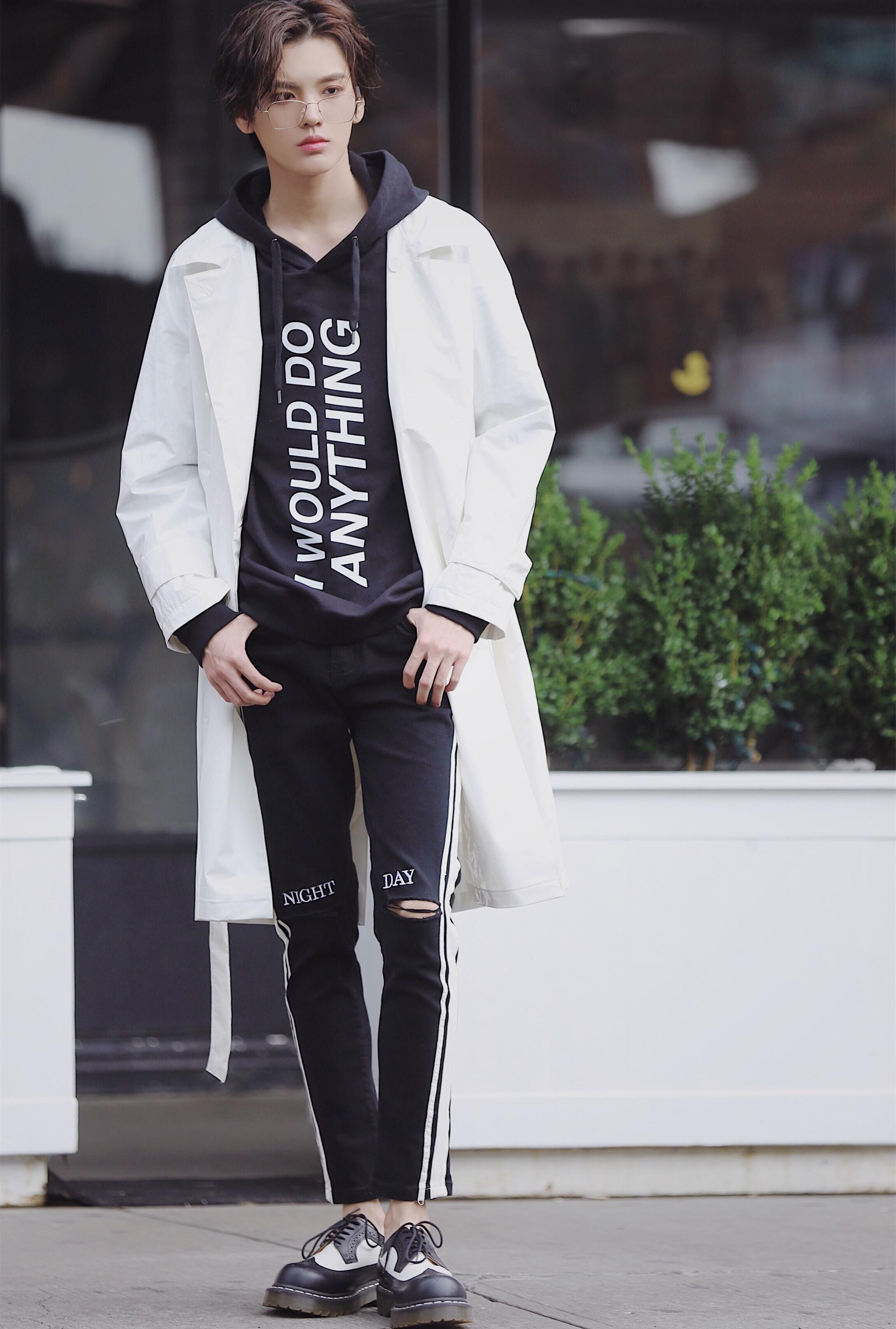 毕雯珺现身机场,紫帽子配牛仔衣太抢镜,这长腿是真实存在的吗?