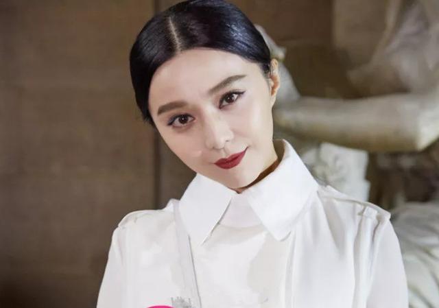 范冰冰的五官精致而且还属于大气类的,梳这款中分低扎马尾气质实在是