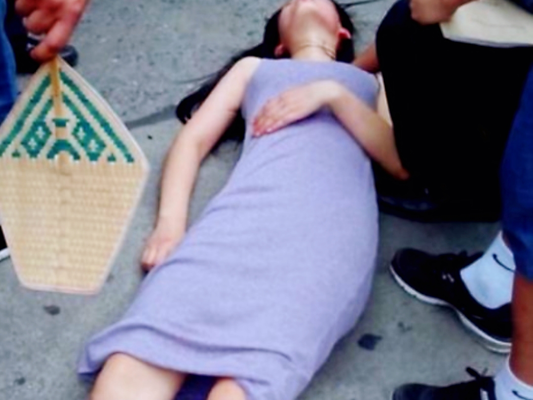 女子在大街上昏迷不醒,却无人上前救治,男子:下不去口