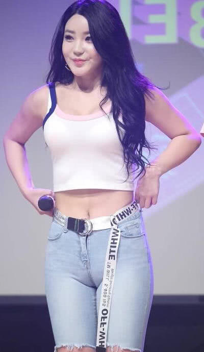 最喜欢健身小姐姐,凹凸有致的好身材,紧身牛仔裤勾勒迷之曲线