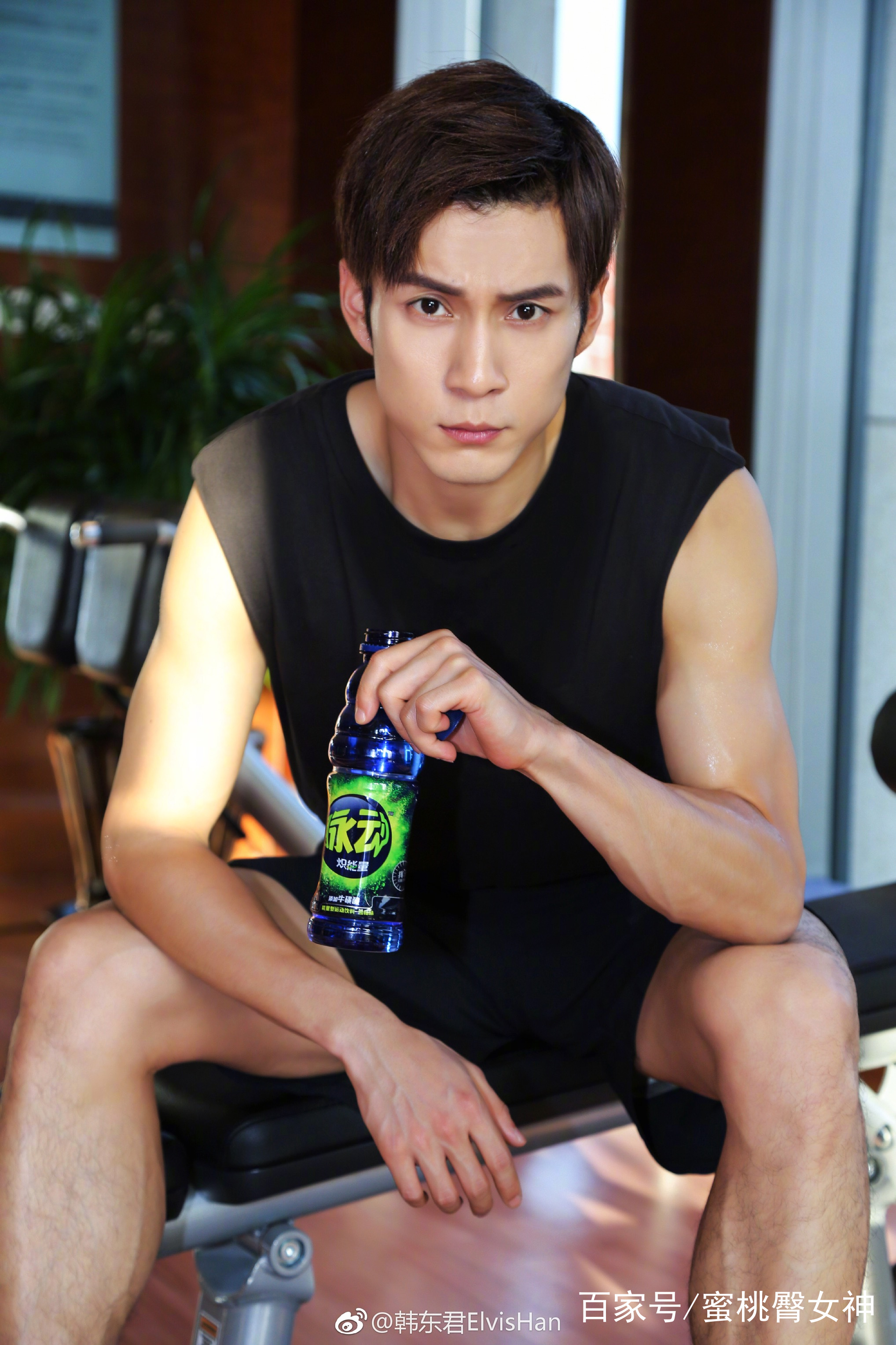 黄景瑜韩东君欧阳娜娜黄渤儿童节晒照明星最新童年照太可爱了