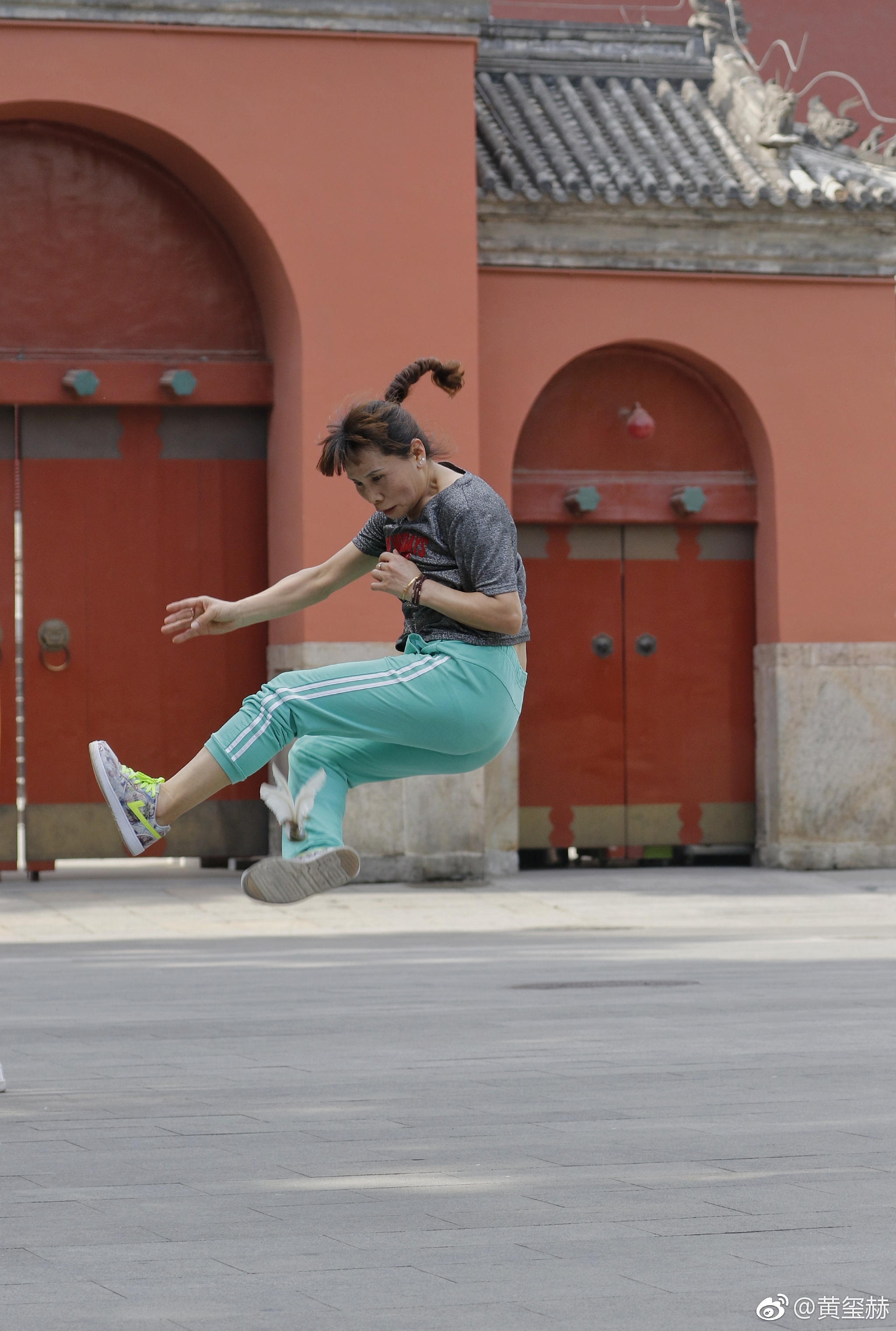 一个哥们儿抓拍的钟鼓楼五朵金花之中的两名踢毽好手.