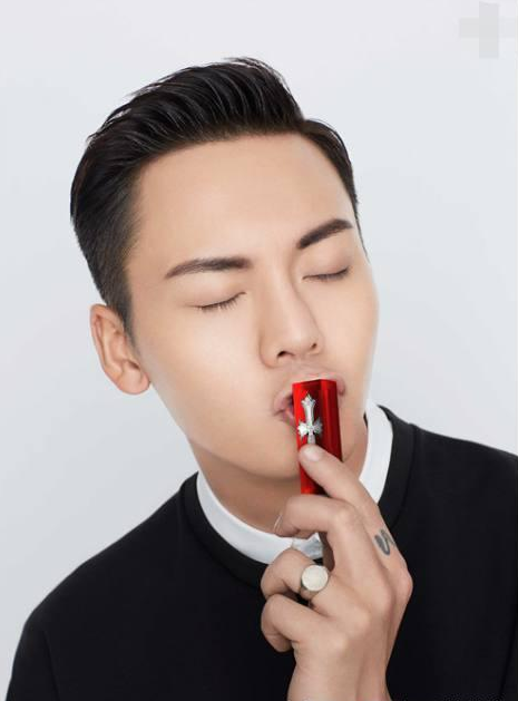 五位男明星涂口红,陈伟霆熟练,王俊凯撩人,李晨就是来搞笑的