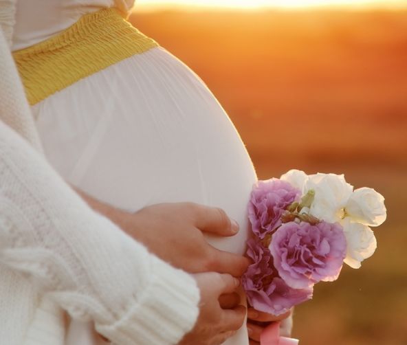 怀孕8月孕妇不慎滚下楼梯,医生检查后,孕妇和丈夫都很开心