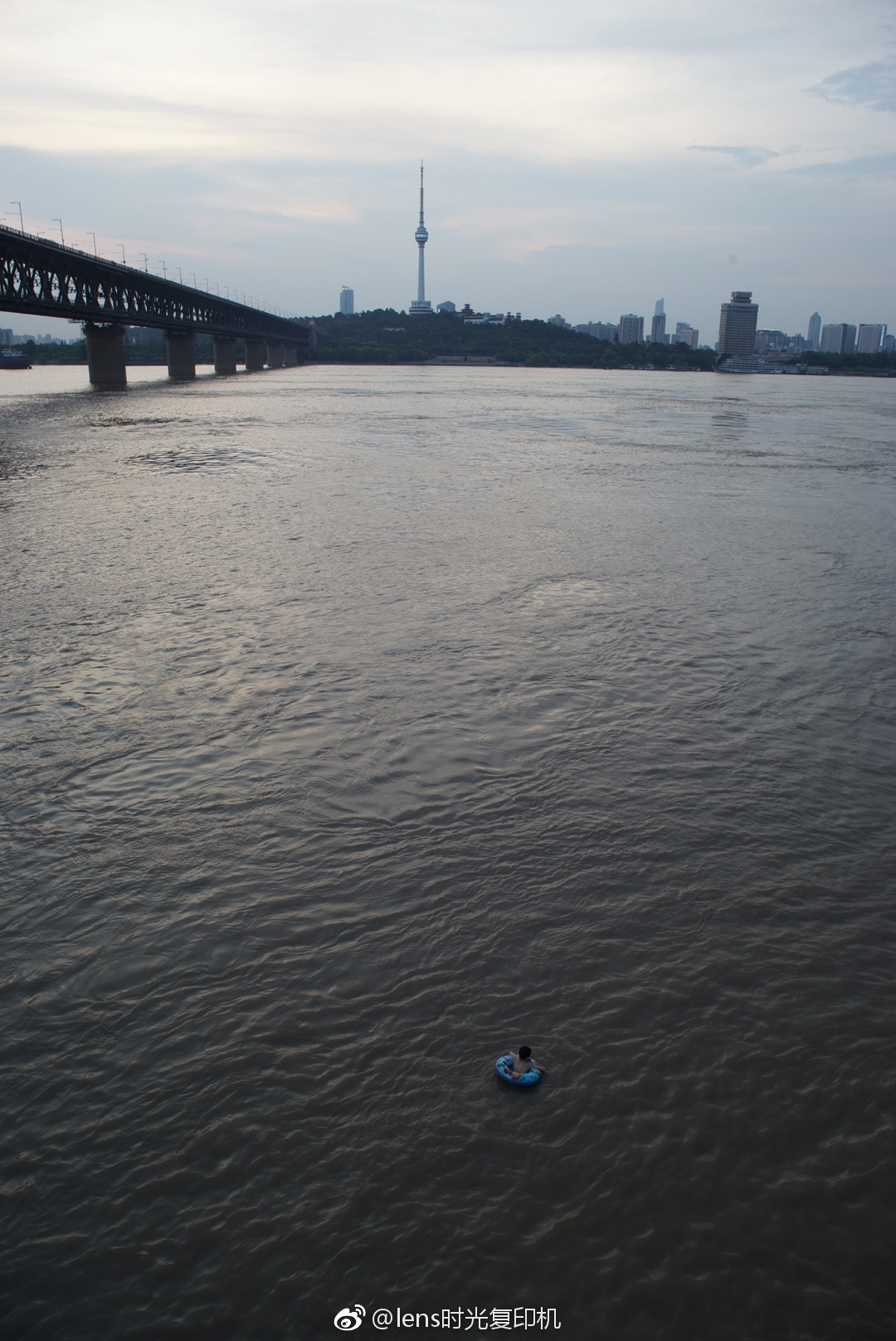 家住长江边.摄影:@lens时光复印机_新浪看点