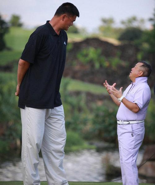 如何与姚明合影最合适 他们都有绝招,刘翔,陆毅最机智!