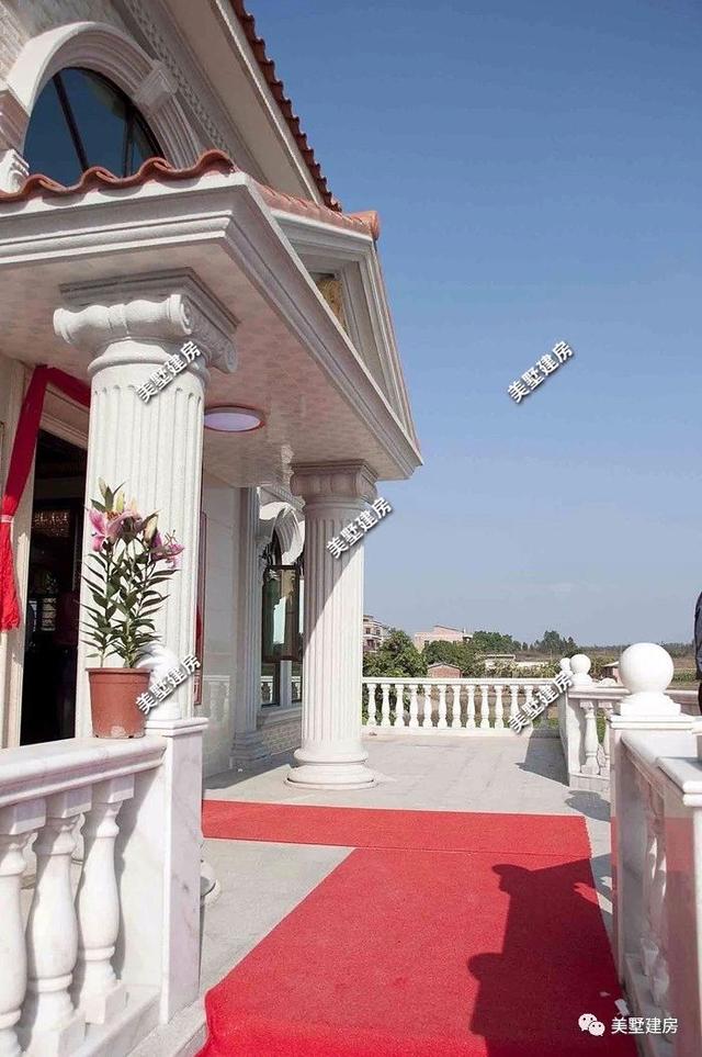 农村两土豪兄弟盖双拼别墅号称当地最豪别墅没有之一