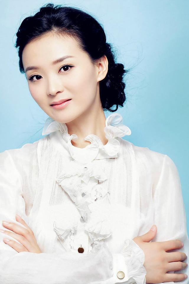 44岁王艳亮相机场t恤牛仔裤亮相略显富态网友晴格格胖了