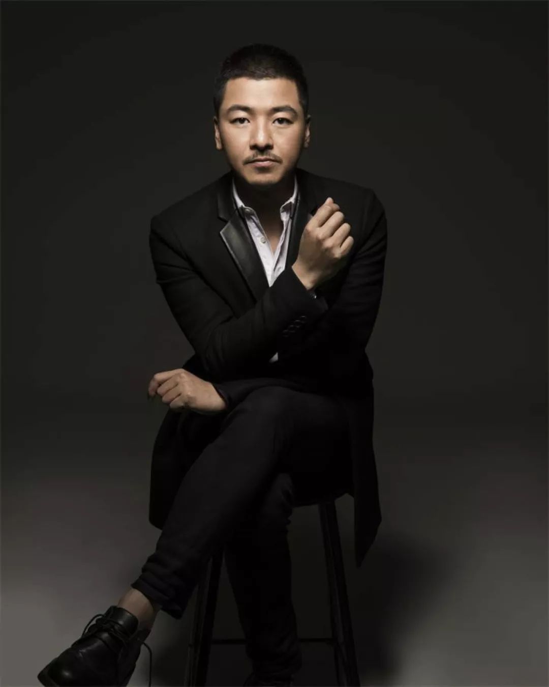 融热爱为甲,披温情成袍,这个荧幕上的战士活成了生活里的英雄|齐奎|刘