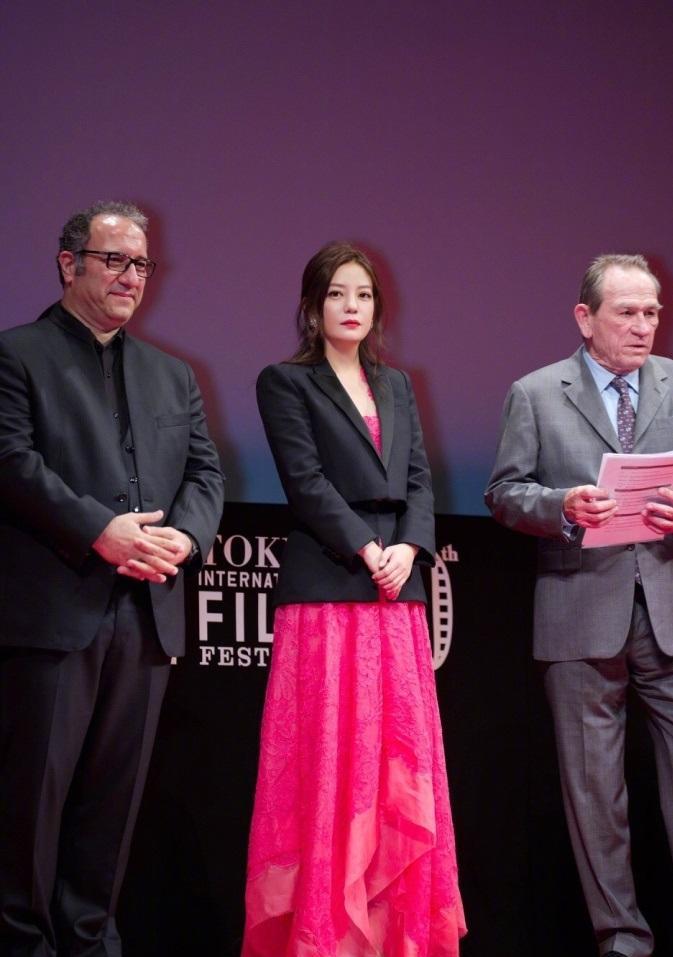 赵薇出席电影节闭幕粉色礼服搭拼接西装干练中透着性感