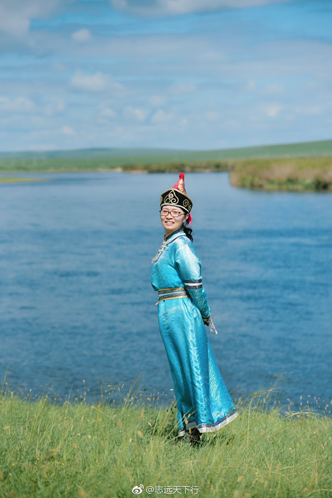 呼伦贝尔大草原之旅访蒙牧人家穿着蒙古族服侍在大草原上拍照