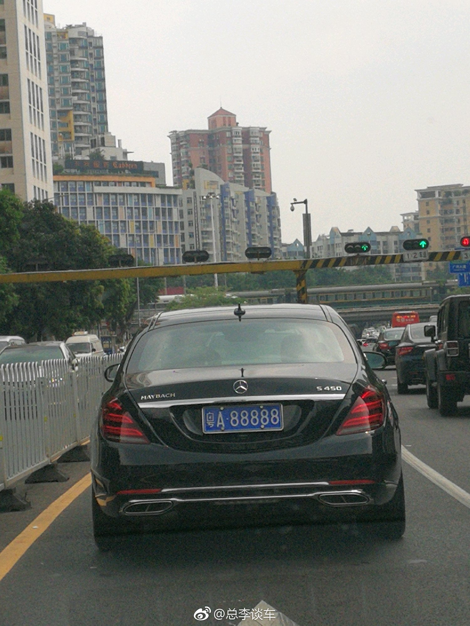粤a88888,从90年代的劳斯莱斯银刺到奔驰s500定制加长版_新浪看点