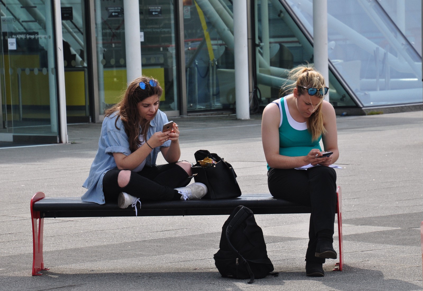 老外低头族原创摄影