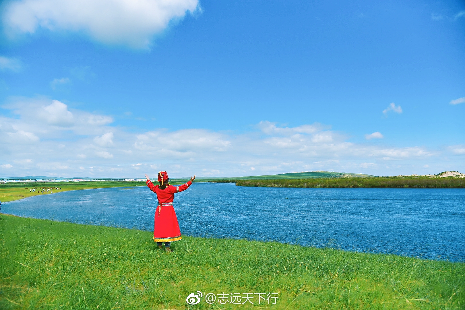 呼伦贝尔大草原之旅访蒙牧人家穿着蒙古族服侍在大草原上拍照