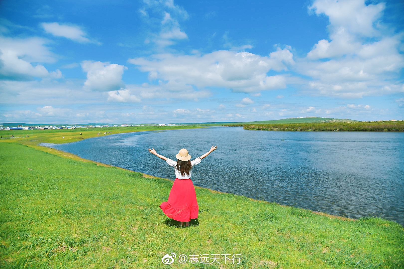 呼伦贝尔大草原之旅访蒙牧人家穿着蒙古族服侍在大草原上拍照