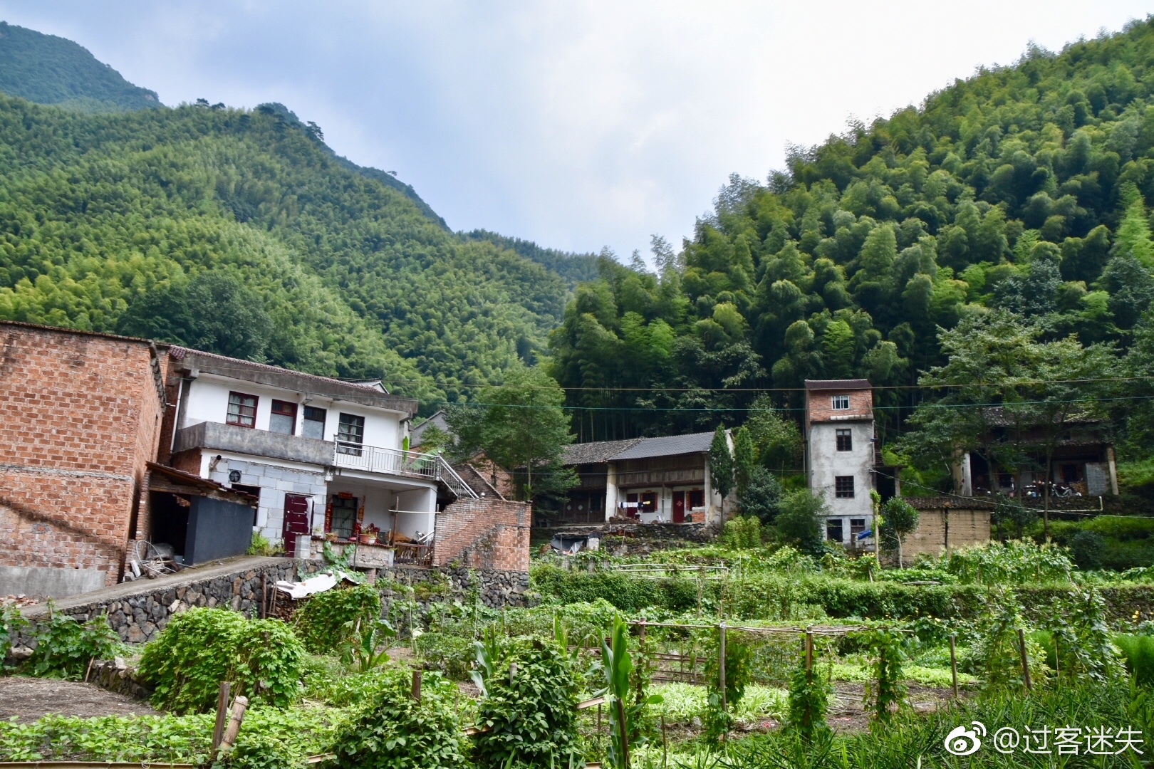 泊公坑村的古道通往滚涛村听山村大哥说需要翻越两座大山