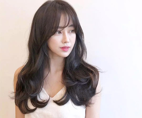 不用打理都很美今年秋冬流行慵懒风懒人卷中长发