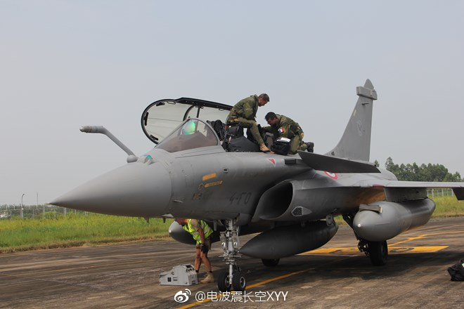 法国空军3架阵风战斗机,1架a400运输机,一架a130客机和一架c-135加油