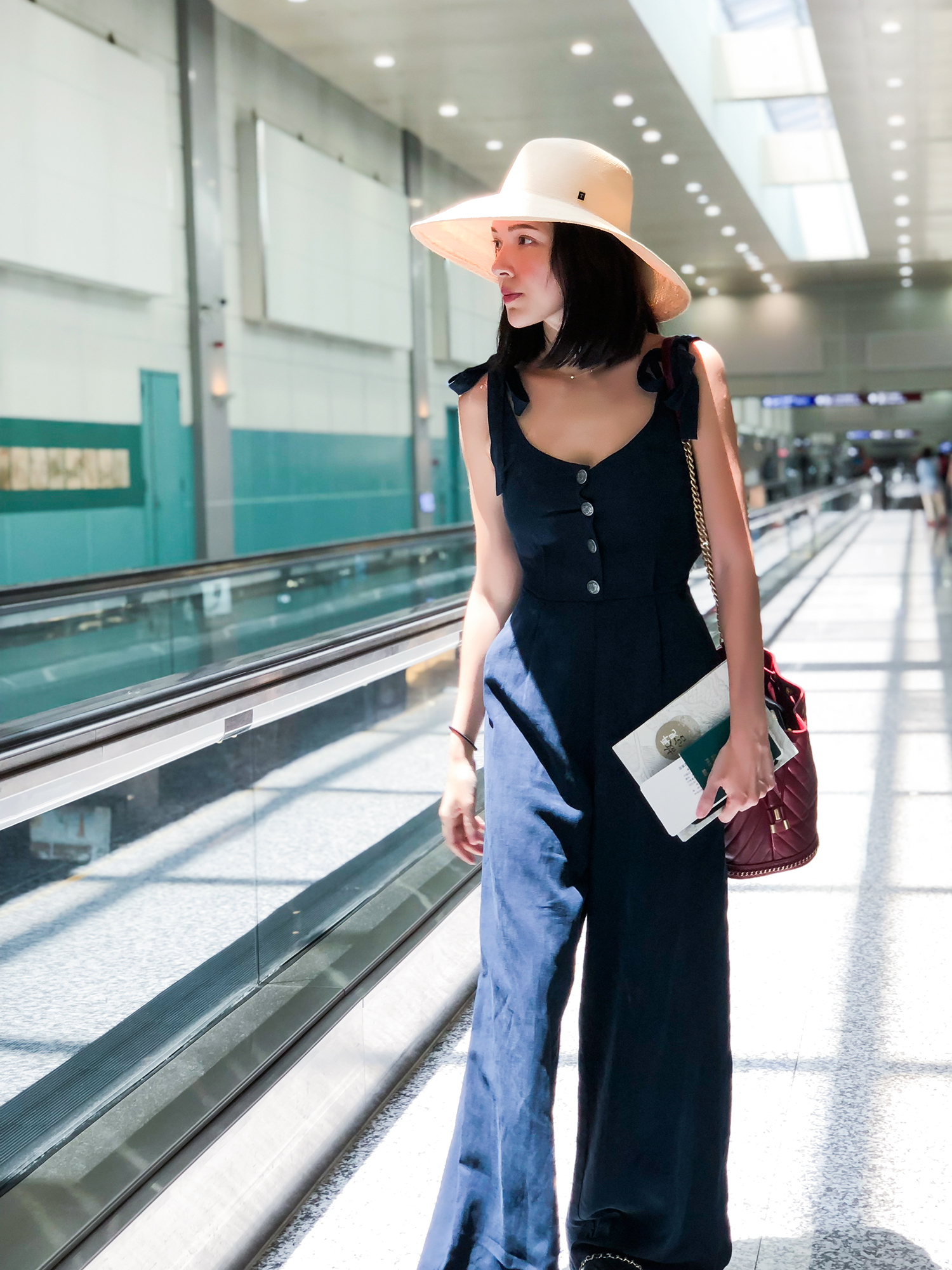 许玮甯ann 身着nicole fecilia2018春夏定制系列白色深v领长裙亮相