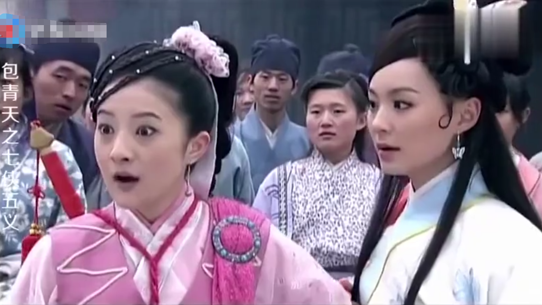 艾虎大街上一直盯着姑娘看,被说成是登徒子,展昭在一旁笑了