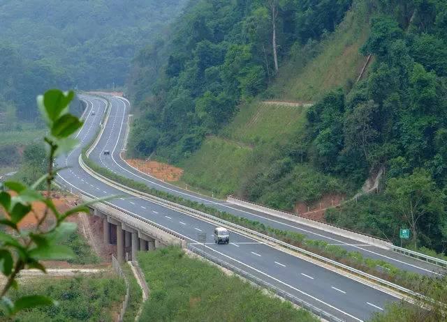 中國第一條國際高速公路 20個小時橫跨三國 被譽為最美跨國境公路|老