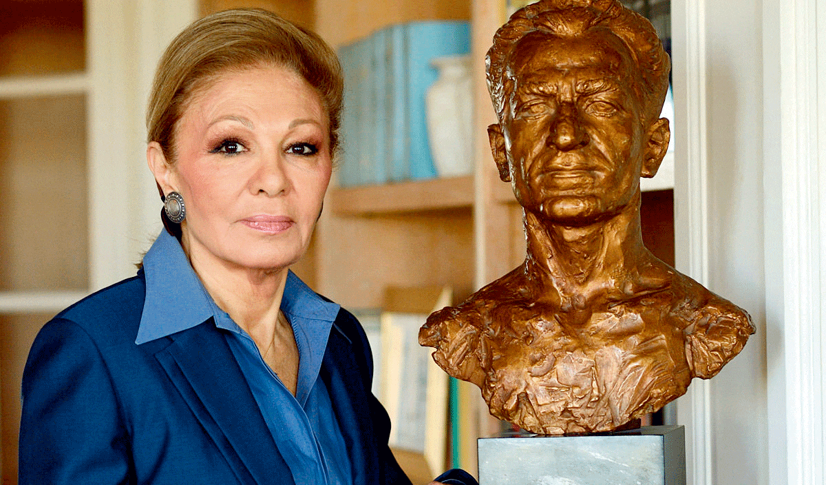 王后曾幸福无比,现流亡海外很凄惨|法拉赫|巴列维王朝|巴列维_新浪