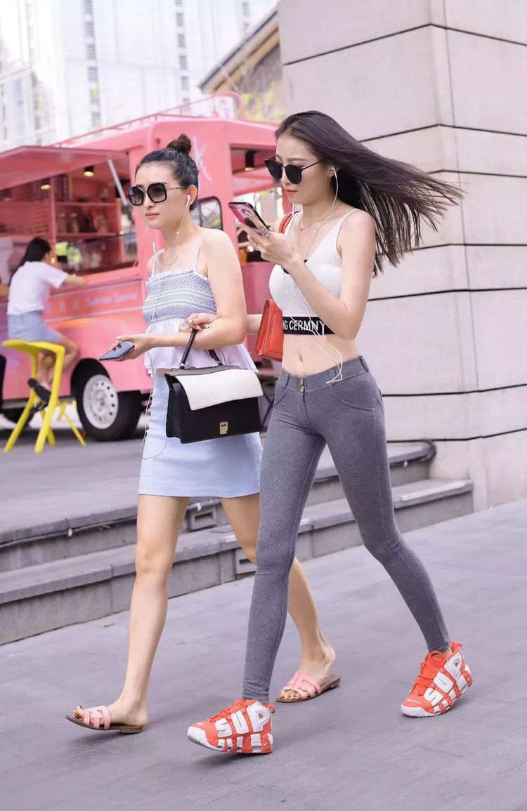 街拍:拥有s型身段的紧身打底裤美女,穿出时尚摩登感,性感优雅