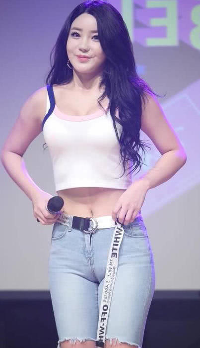 最喜欢健身小姐姐,凹凸有致的好身材,紧身牛仔裤勾勒迷之曲线