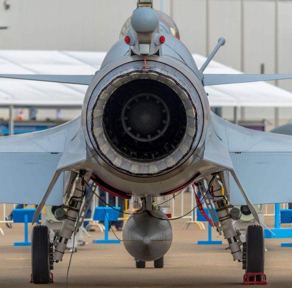 没红就过气?性能强大的歼10c,集低调,强悍,尴尬于一身!