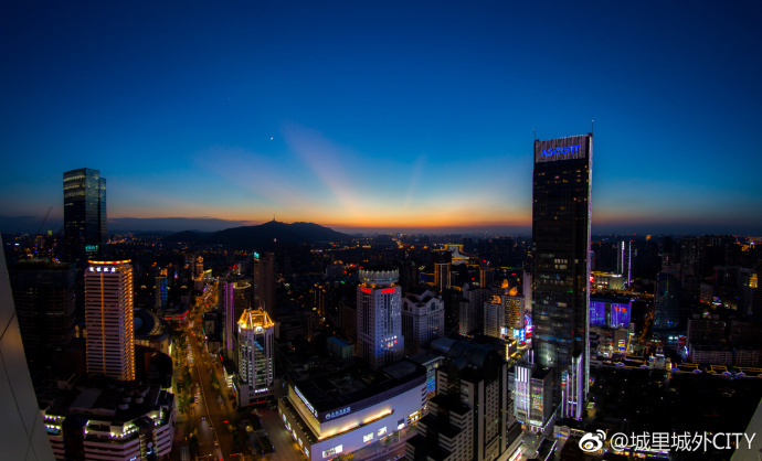 360俯瞰无锡夜景,似乎360度无死角呀[笑而不语]