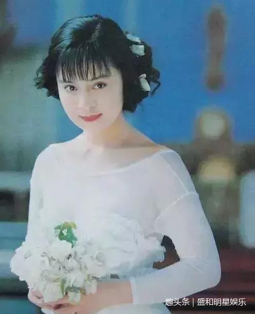 曾经的琼瑶剧御用歌手49岁至今未婚为何男人不敢娶她
