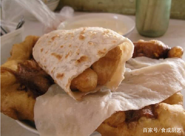天津传统早点:大饼夹一切,一个超大鸡排,只要6元