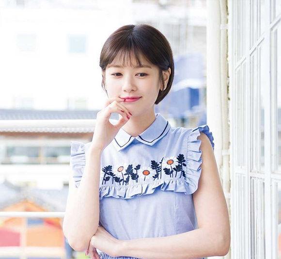 郑素敏又回到短发的样子,添了几分俏皮,依旧很美,你觉得呢?