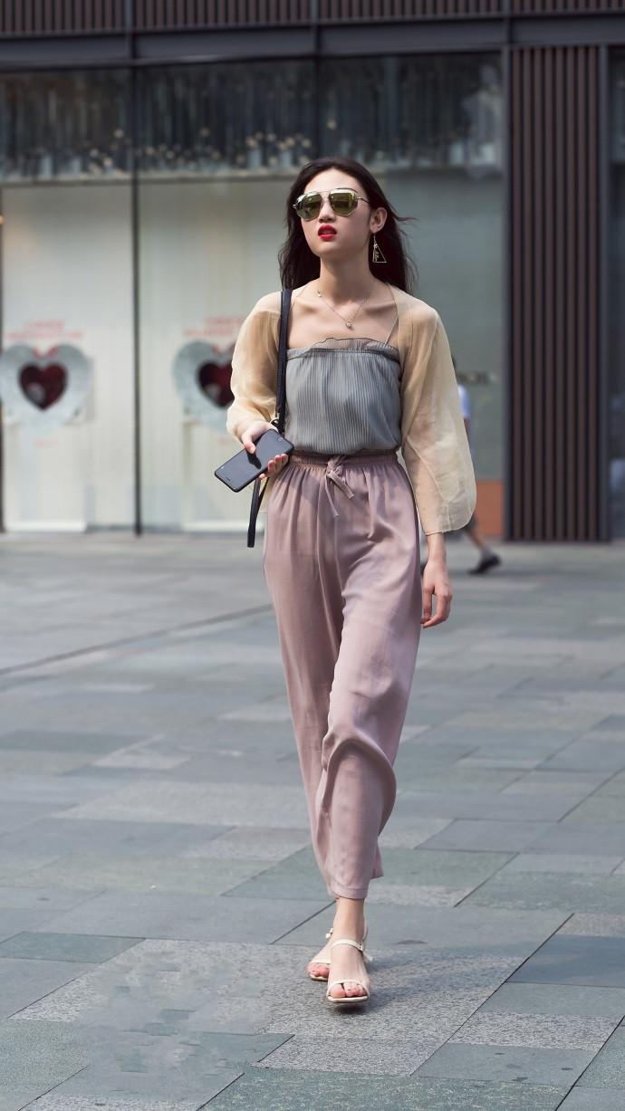 成都街拍现在年轻的女孩越来越个性