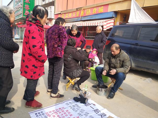 这位大哥集市上卖膏药,十元一贴,3天无效退款,村民排队购买