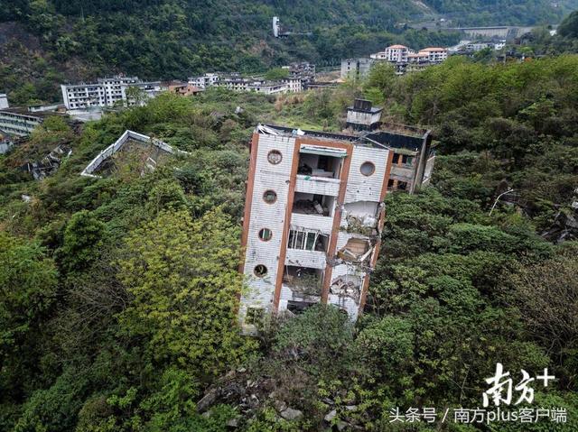 航拍汶川地震发生的瞬间被定格十年后的遗址是这样