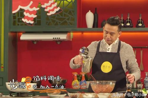 剁成肉馅,加入荸荠丁,姜末放入食盐葱切段生姜切末黄磊的四喜丸子做法