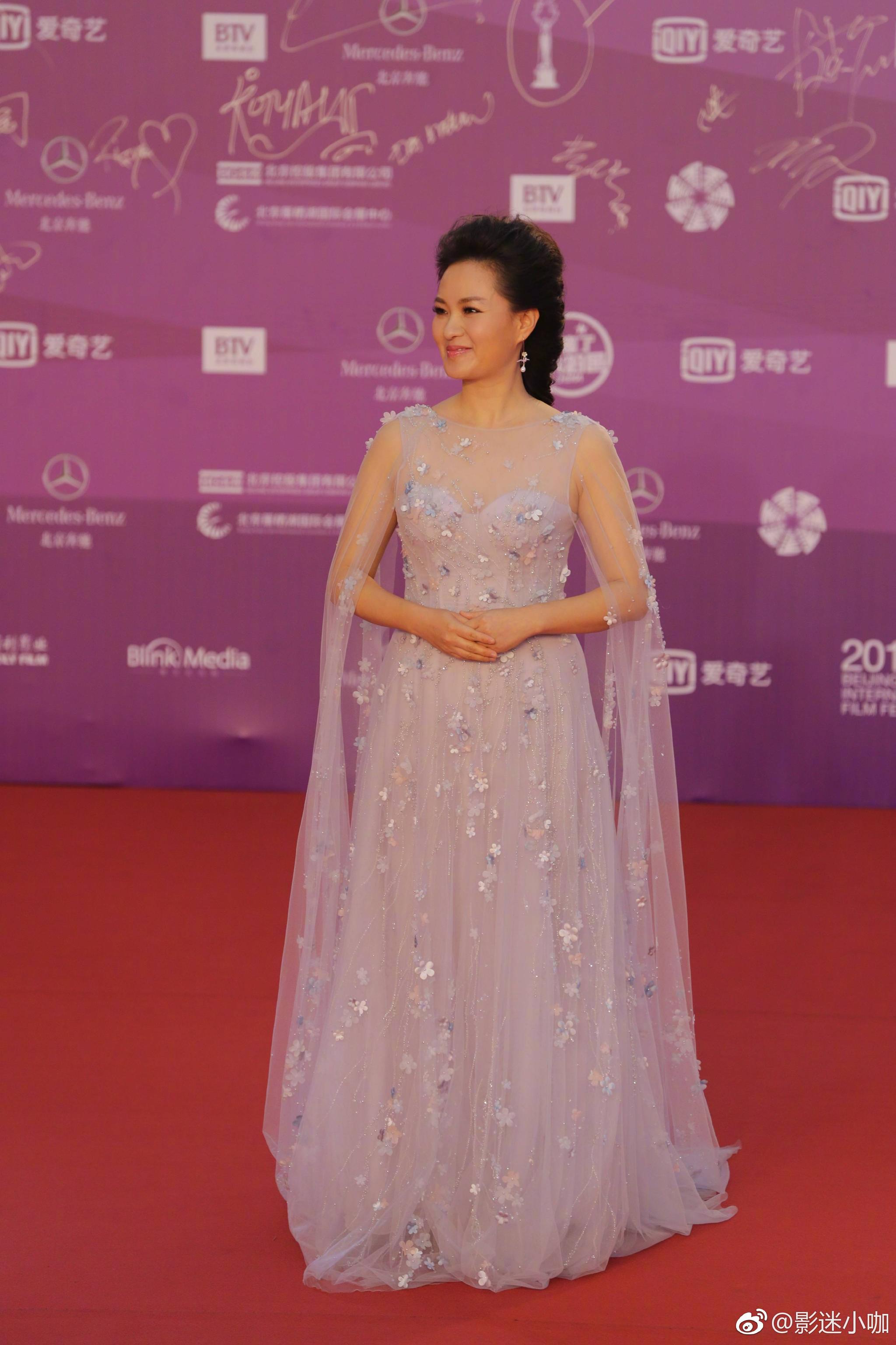 第八届闭幕式红毯礼嘉宾雷佳亮相猛然一看以为是彭