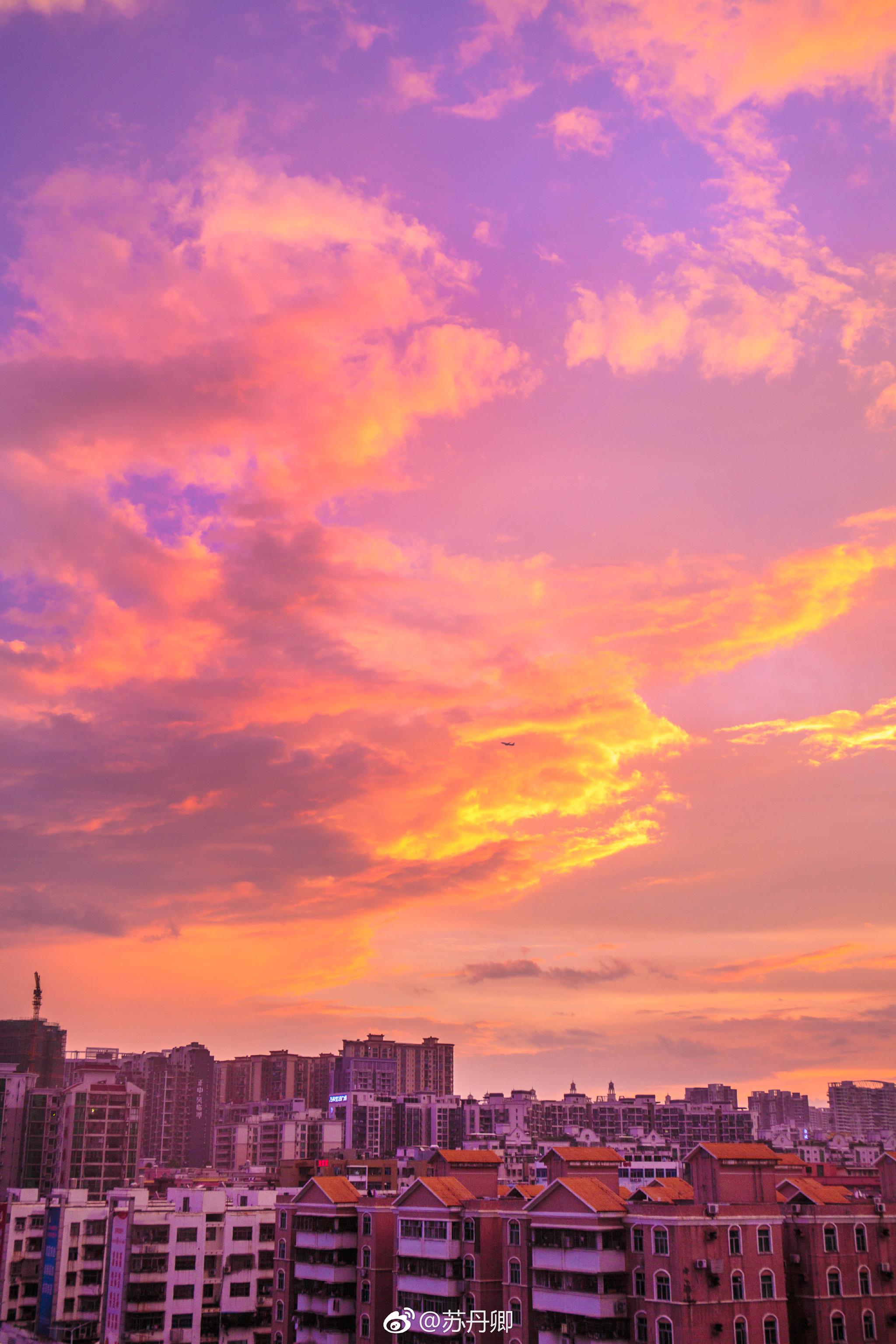 今天日落云霞洒满天空站在天台看着看着整个世界变成了一幅画