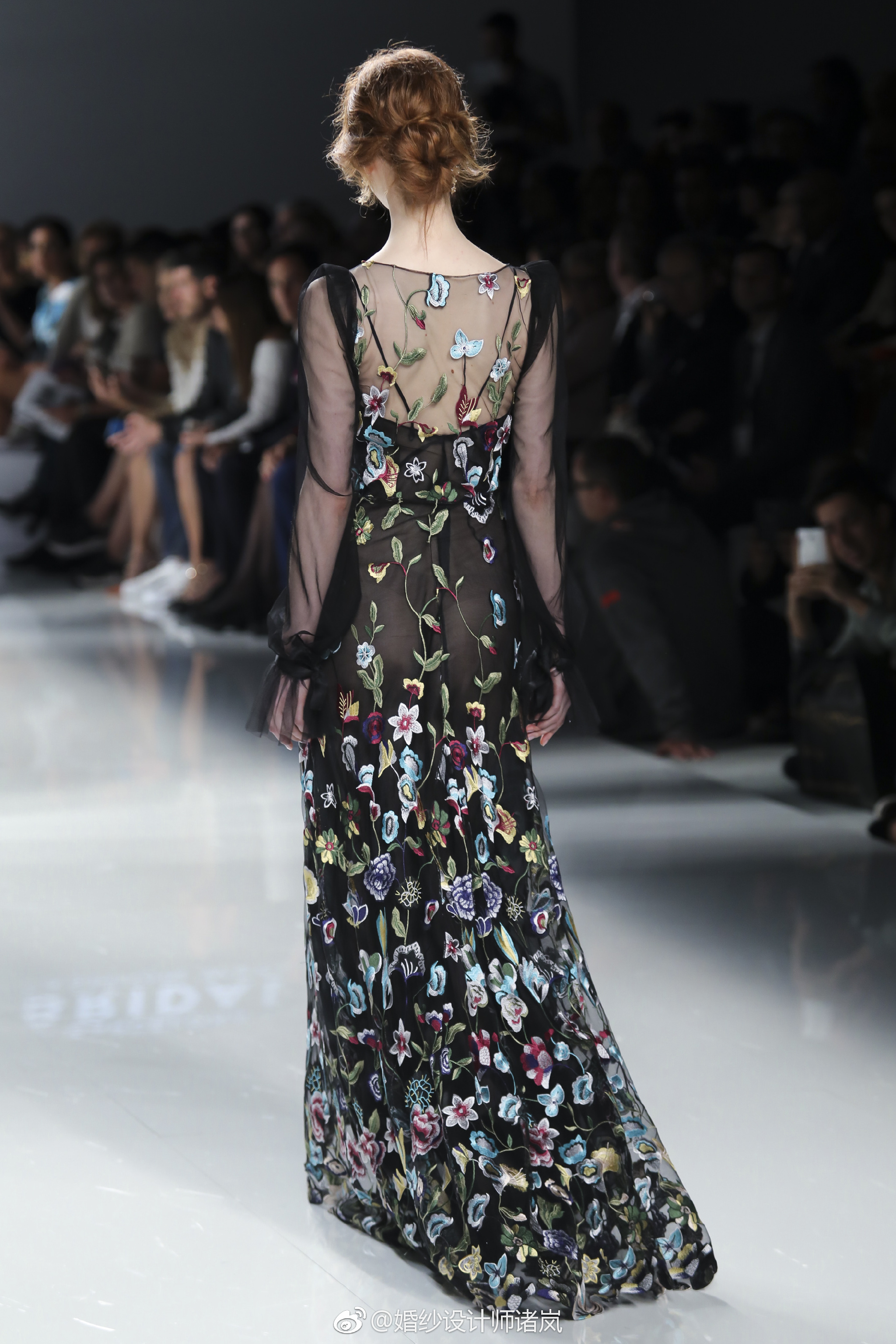 carlaruiz2019巴塞罗那婚纱周大秀十透视的绣花蕾丝面料加点亮