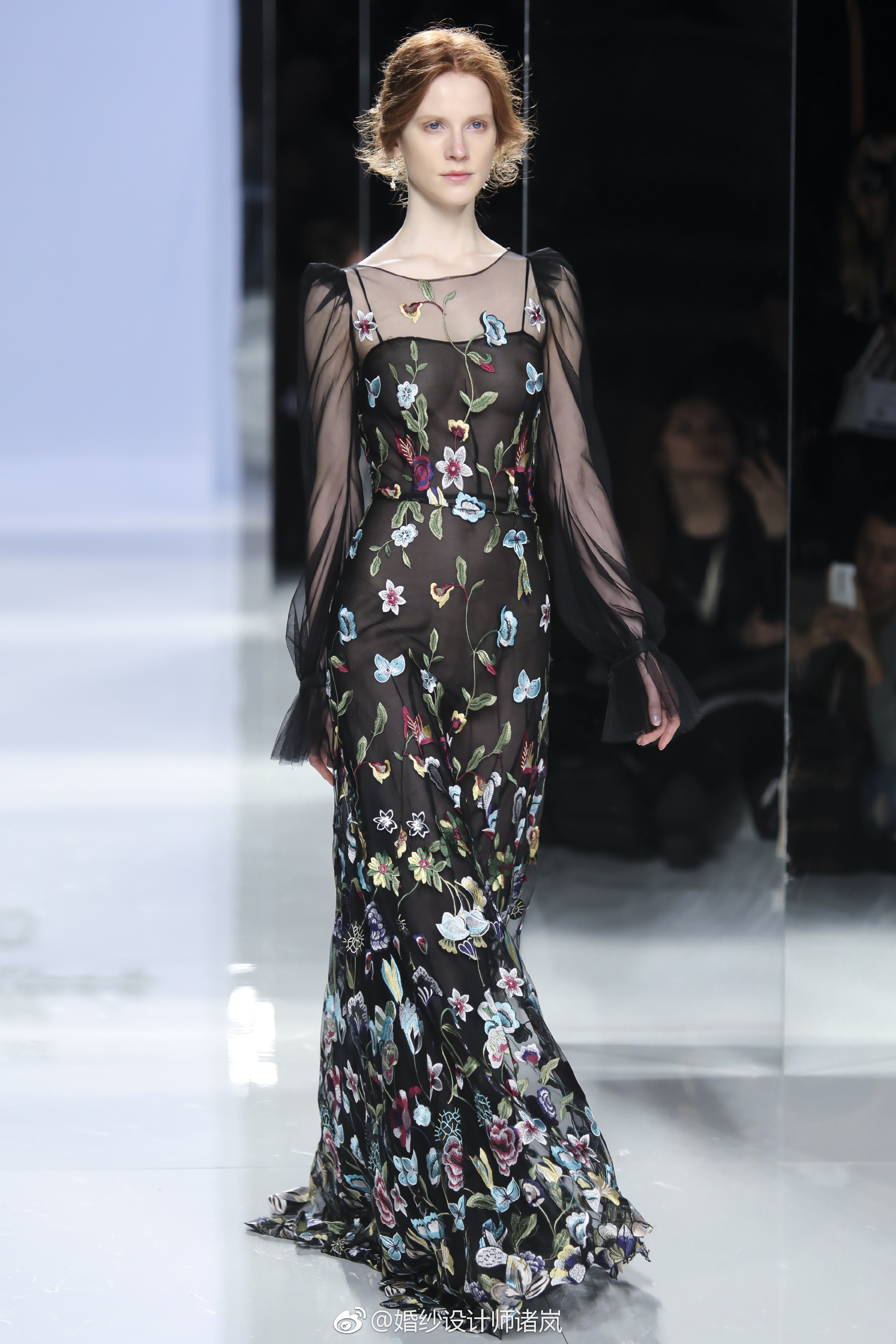 carlaruiz2019巴塞罗那婚纱周大秀十透视的绣花蕾丝面料加点亮