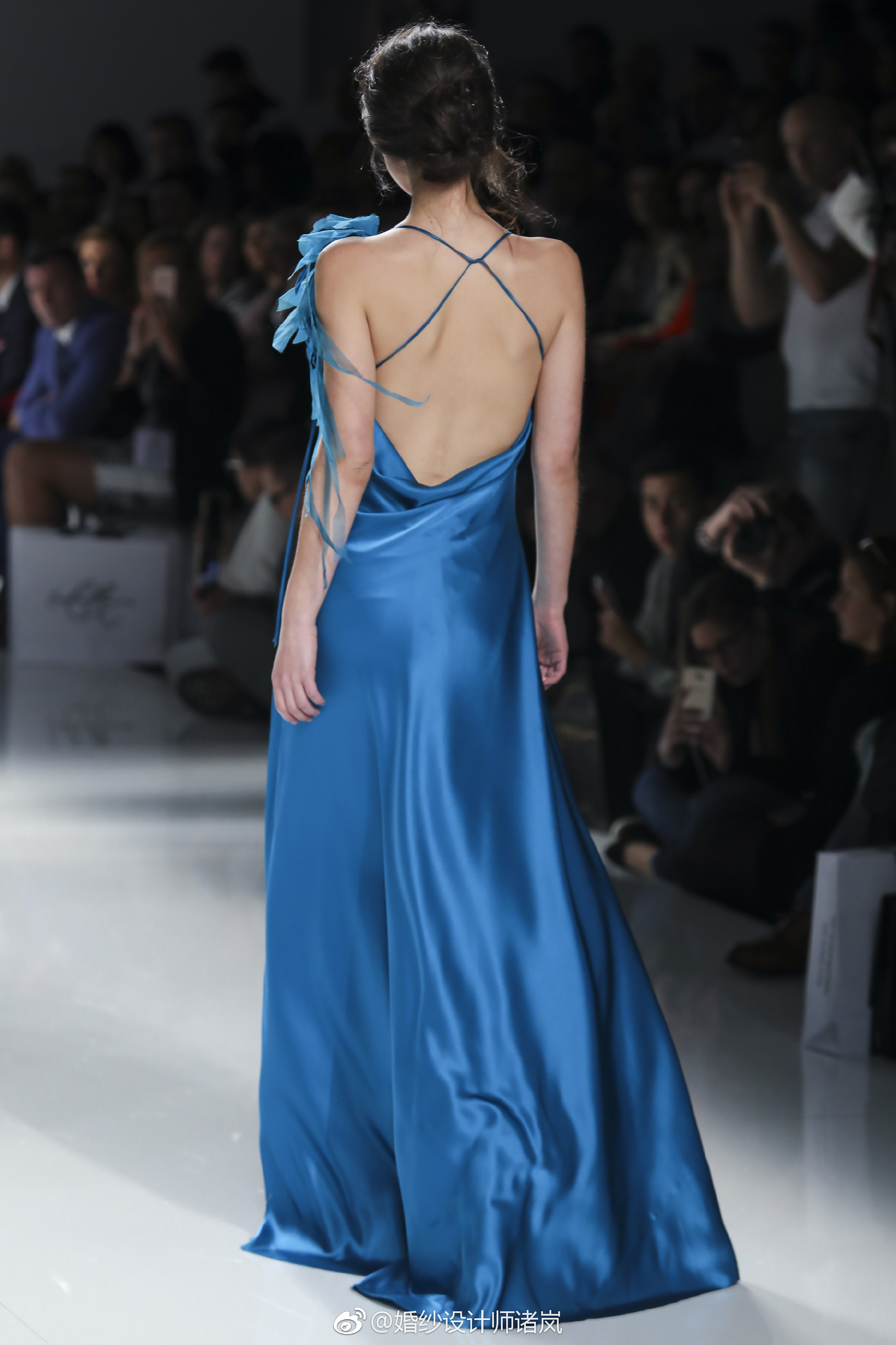 carlaruiz2019巴塞罗那婚纱周大秀十透视的绣花蕾丝面料加点亮