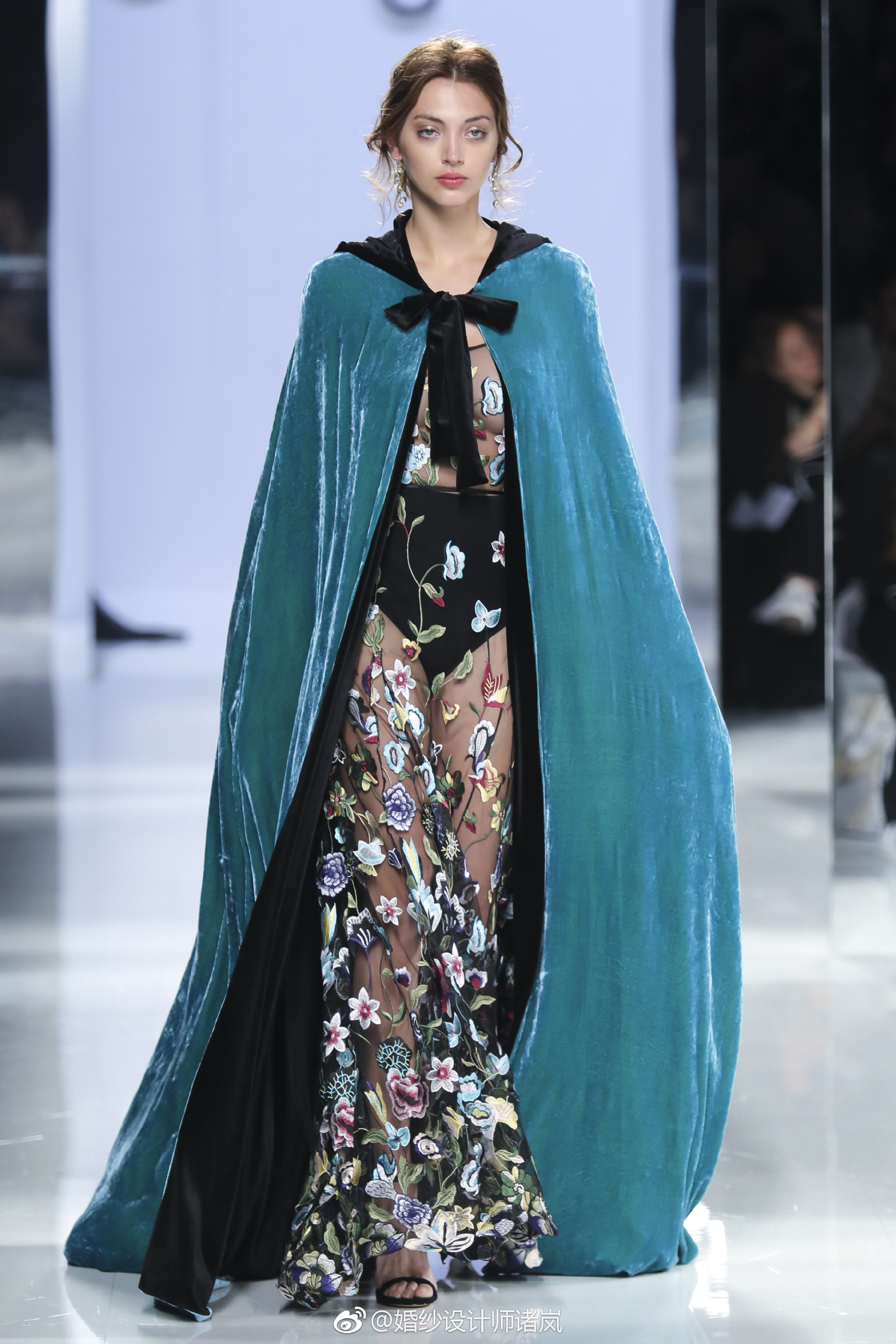 carlaruiz2019巴塞罗那婚纱周大秀十透视的绣花蕾丝面料加点亮