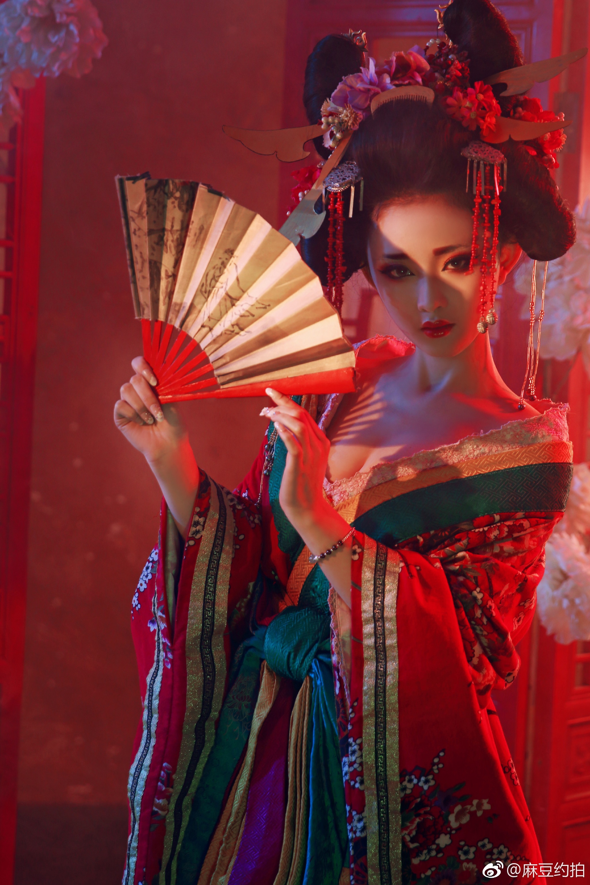 情景描述表面是个艺伎