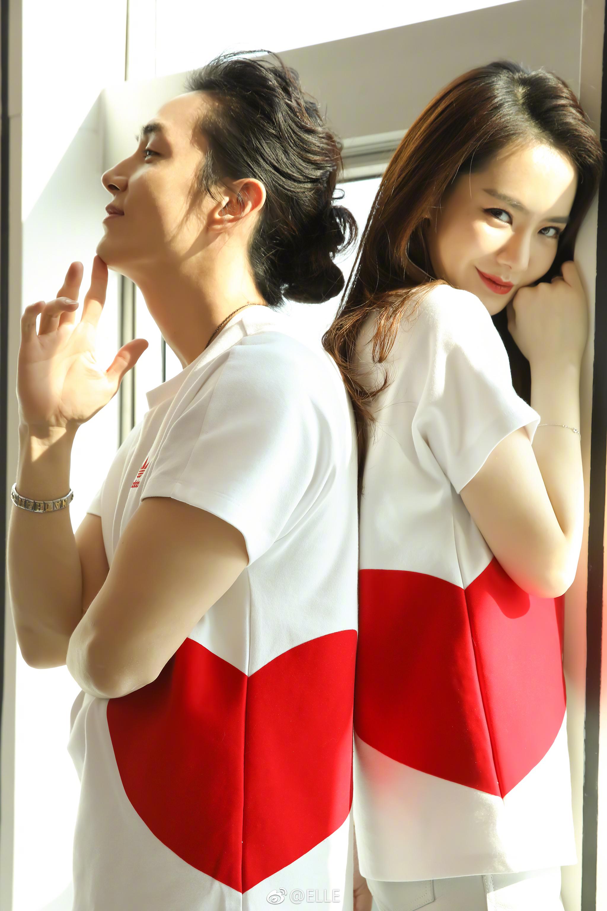 戚薇和老公李承铉穿着情侣小白鞋,两人的脚靠在一起