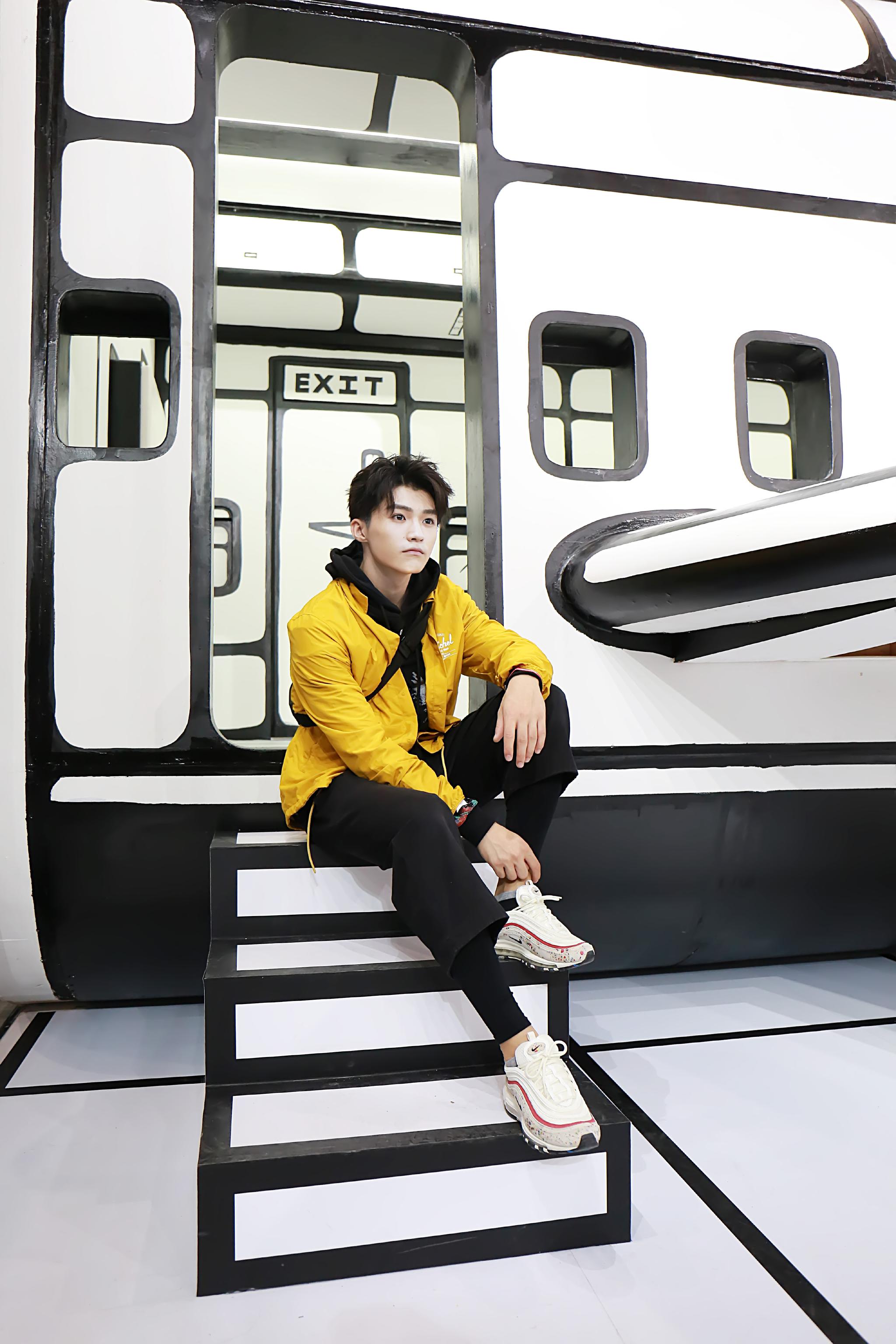 史文翔 受邀参加2018yohood潮流展.身着herschel外套