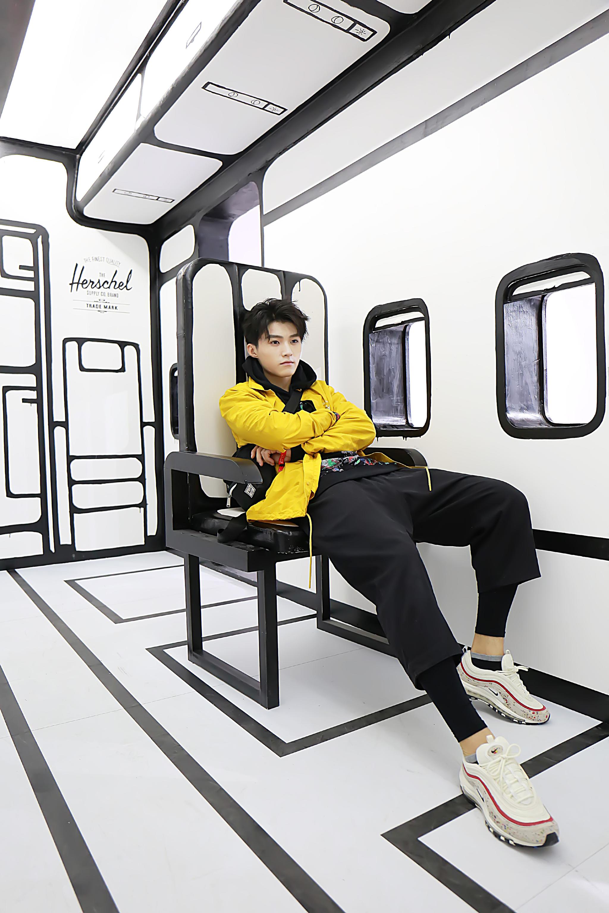 史文翔 受邀参加2018yohood潮流展.身着herschel外套