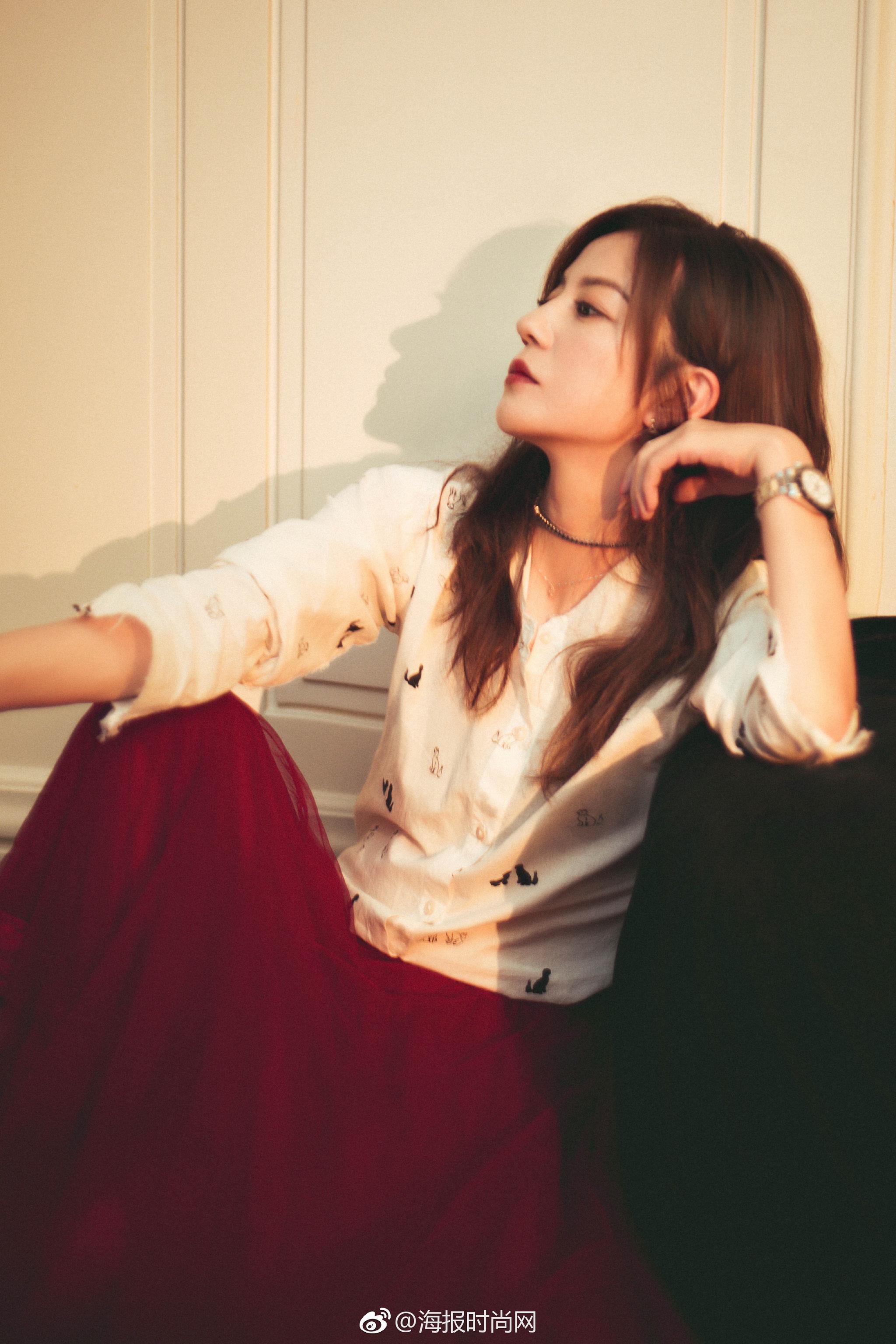 又双叒叕瘦了最近状态超棒的赵薇爆出一组美照一袭红裙极为抢眼