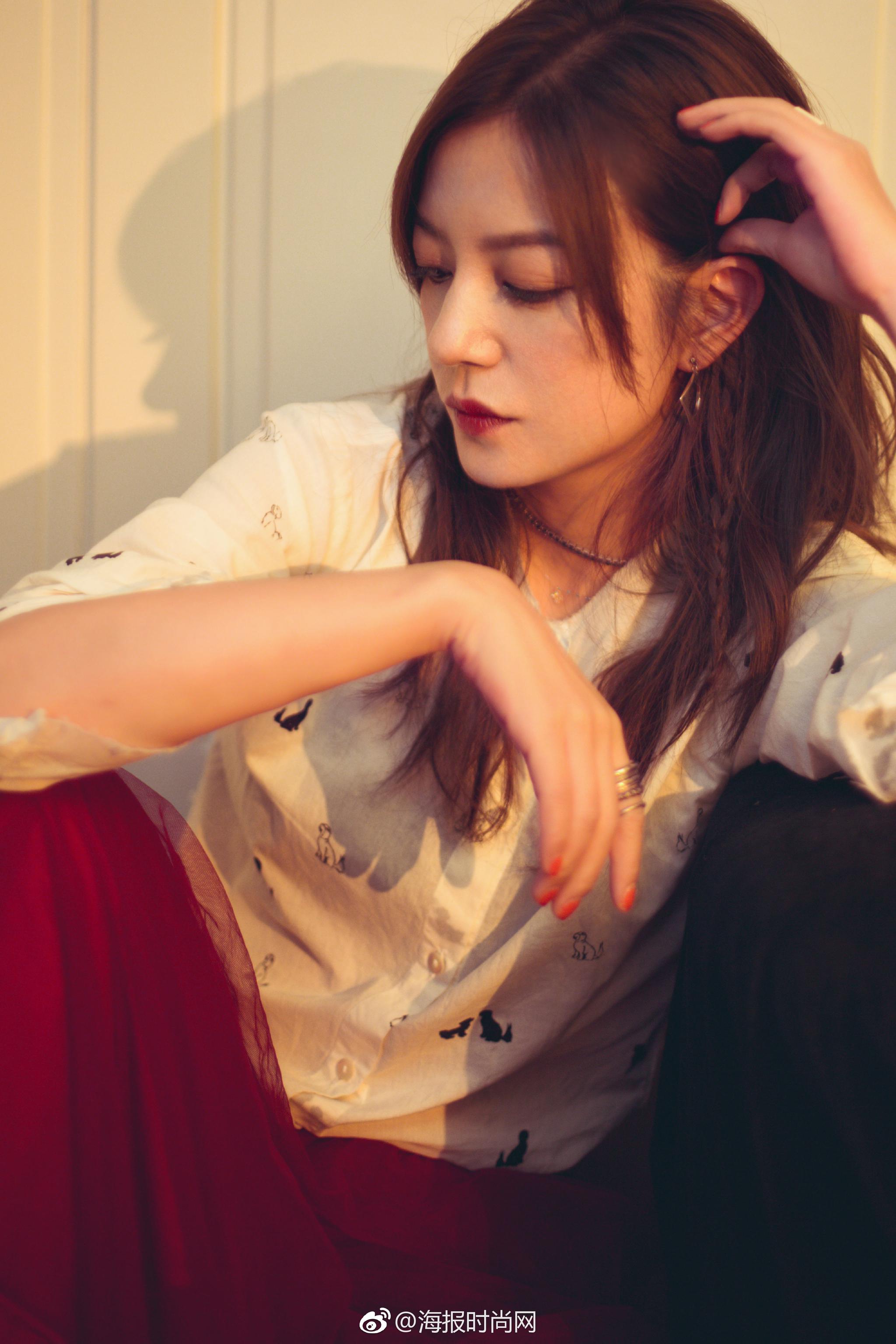 又双叒叕瘦了最近状态超棒的赵薇爆出一组美照一袭红裙极为抢眼